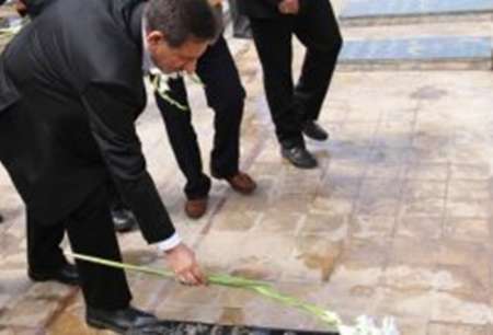 معاون اول رییس جمهوری با حضور در شلمچه به شهدای دفاع مقدس ادای احترام کرد
اسحاق جهانگیری