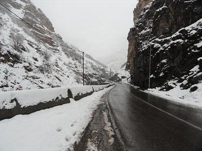 امدادرسانی به ۲۵۰ مسافر گرفتار در برف و کولاک/ محور شهرکرد - بازفت بازگشایی شد جاده برفی