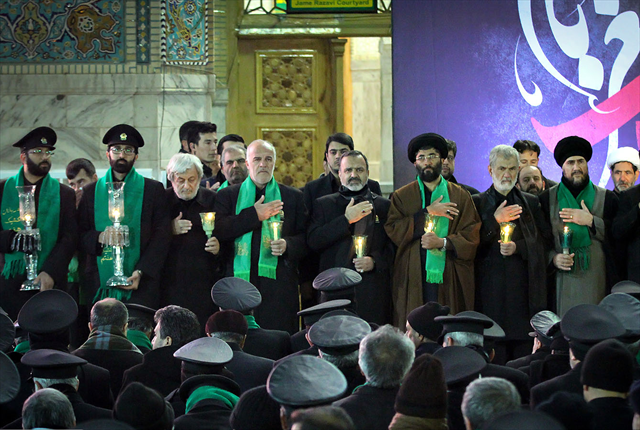 با حضور خادمان بارگاه منور رضوی، مراسم شام غریبان امام رضا(ع) برگزار شد شام
