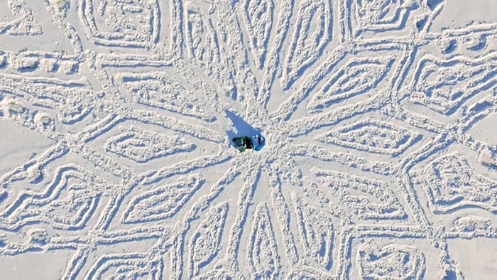 IMG20101850 خلق آثار هنری با دویدن بر روی برف