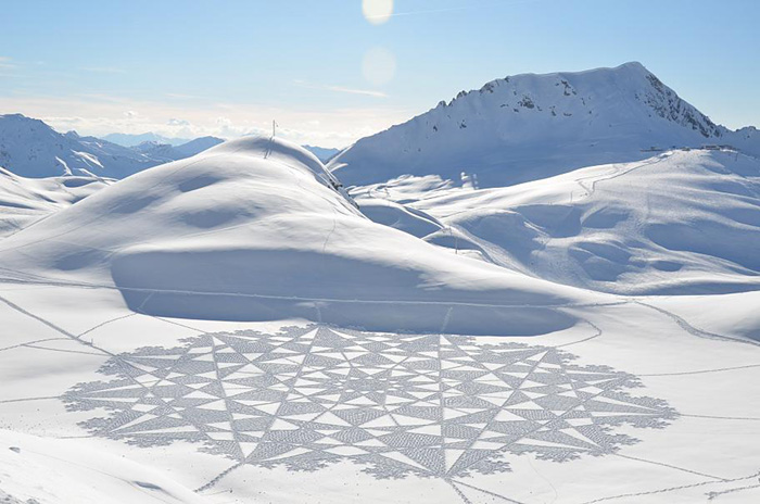 IMG20104379 خلق آثار هنری با دویدن بر روی برف