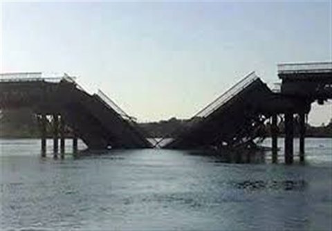 آمریکا همچنان درحال تخریب پلهای سوریه 139507111210334228819494.jpg