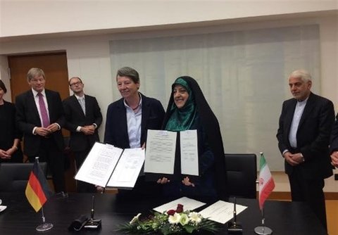 ماجرای دست دادن خانم ابتکار با مرد آلمانی ابتکار وزیر محیط زیست آلمان