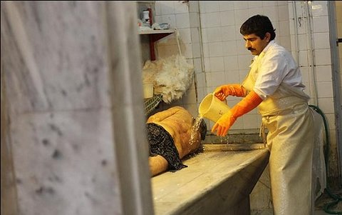 اینجا یک ایستگاه مانده به آخرین ایستگاه دنیاست، اینجا مرده شورخانه...
مرده شورخانه، غسالخانه