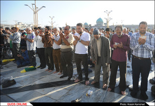نماز عید فطر با حضور صدها هزار زائر و مجاور بارگاه رضوی اقامه شد