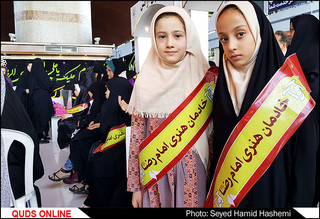 اهدای عروسک های آهو به زائران مشهدالرضا ع