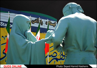 اهدای عروسک های آهو به زائران مشهدالرضا ع