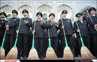 مراسم جاروی دربانان حرم رضوی / گزارش تصویری