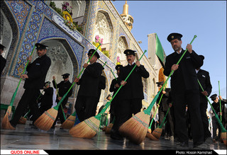 مراسم جاروی دربانان حرم رضوی / گزارش تصویری