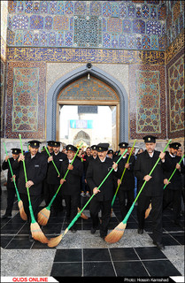 مراسم جاروی دربانان حرم رضوی / گزارش تصویری