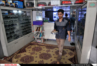 نماز جماعت در مغازه مکانیکی