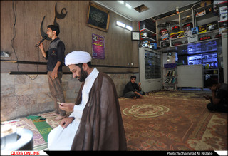 نماز جماعت در مغازه مکانیکی