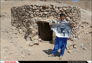 حسن در سن 30 سالگی و جلوی خانه زادگاهش در روستای بوبک .
محلی که 25 سال پیش درهمین صحنه از او عکاسی کردم .