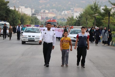 همایش پیاده روی خانواده به مناسبت «هفته دفاع مقدس» در یاسوج برگزار شد 13