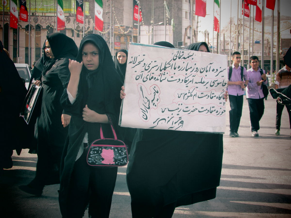 راهپیمایی ۱۳ آبان با شعار مرگ بر آمریکا در گچساران برگزار شد 10