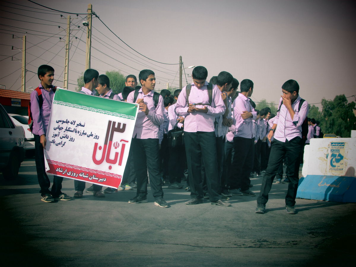 راهپیمایی ۱۳ آبان با شعار مرگ بر آمریکا در گچساران برگزار شد 12