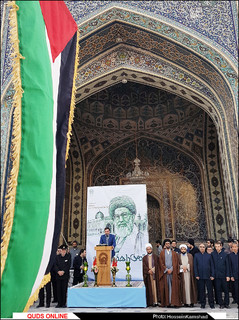 حلقه انسانی حمایت از مقاومت مردم فلسطین در حرم رضوی/ گزارش تصویری