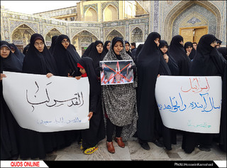 حلقه انسانی حمایت از مقاومت مردم فلسطین در حرم رضوی/ گزارش تصویری