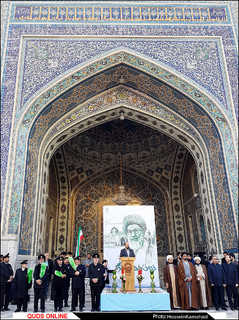 حلقه انسانی حمایت از مقاومت مردم فلسطین در حرم رضوی/ گزارش تصویری