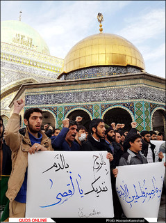 حلقه انسانی حمایت از مقاومت مردم فلسطین در حرم رضوی/ گزارش تصویری