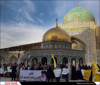 حلقه انسانی حمایت از مقاومت مردم فلسطین در حرم رضوی/ گزارش تصویری