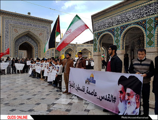 حلقه انسانی حمایت از مقاومت مردم فلسطین در حرم رضوی/ گزارش تصویری