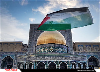 حلقه انسانی حمایت از مقاومت مردم فلسطین در حرم رضوی/ گزارش تصویری
