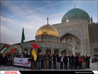 حلقه انسانی حمایت از مقاومت مردم فلسطین در حرم رضوی/ گزارش تصویری