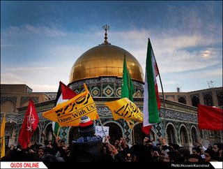 حلقه انسانی حمایت از مقاومت مردم فلسطین در حرم رضوی/ گزارش تصویری
