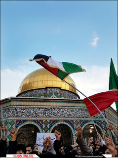 حلقه انسانی حمایت از مقاومت مردم فلسطین در حرم رضوی/ گزارش تصویری