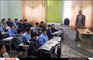 معلمی که دانش آموزانش را روزنامه خوان کرده است