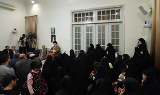 دیدار هفتگی جمعی از خانوادههای معظم شهدا با مقام معظم رهبری