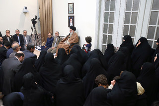 دیدار هفتگی جمعی از خانوادههای معظم شهدا با مقام معظم رهبری