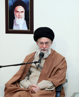 دیدار هفتگی جمعی از خانوادههای معظم شهدا با مقام معظم رهبری