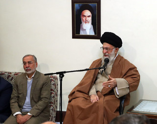 دیدار هفتگی جمعی از خانوادههای معظم شهدا با مقام معظم رهبری