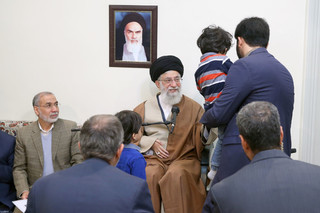 دیدار هفتگی جمعی از خانوادههای معظم شهدا با مقام معظم رهبری