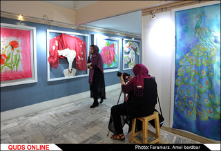 آثار نقاشی بر روی شال و روسری