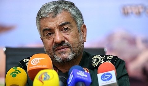 توضیحات فرمانده سابق سپاه در مورد بازداشت روح الله زم
اللواء جعفري