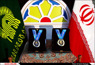 بهداد سلیمی و علی هاشمی مدالهای خود را به موزه آستان قدس اهدا کردند