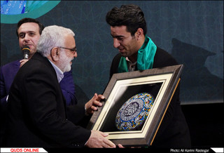 بهداد سلیمی و علی هاشمی مدالهای خود را به موزه آستان قدس اهدا کردند
