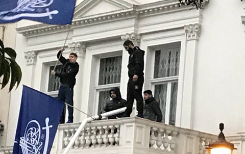 فیلم- تعرض به سفارتخانه ایران در لندن از زبان خبرنگار صدا وسیما سفارت ایران عکس