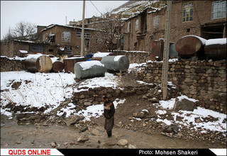 قالیبافان زحمت کش روستای " گرو ه"