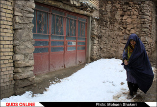 قالیبافان زحمت کش روستای " گرو ه"