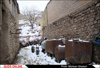 قالیبافان زحمت کش روستای " گرو ه"