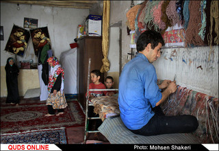 قالیبافان زحمت کش روستای " گرو ه"