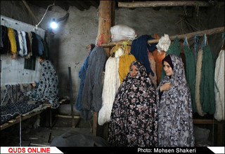 قالیبافان زحمت کش روستای " گروه "
