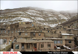 قالیبافان زحمت کش روستای " گرو ه"