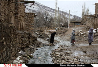 قالیبافان زحمت کش روستای " گروه "