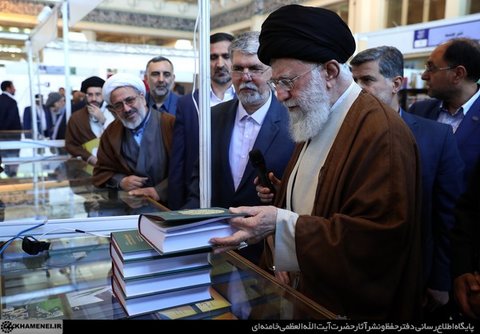 فیلم | بازدید رهبر معظم انقلاب از سی و یکمین نمایشگاه بینالمللی کتاب تهران عکس بازدید رهبری از نمایشگاه کتاب