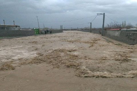 سیل جاده های پنج روستای گناباد را مسدود کرد سیل